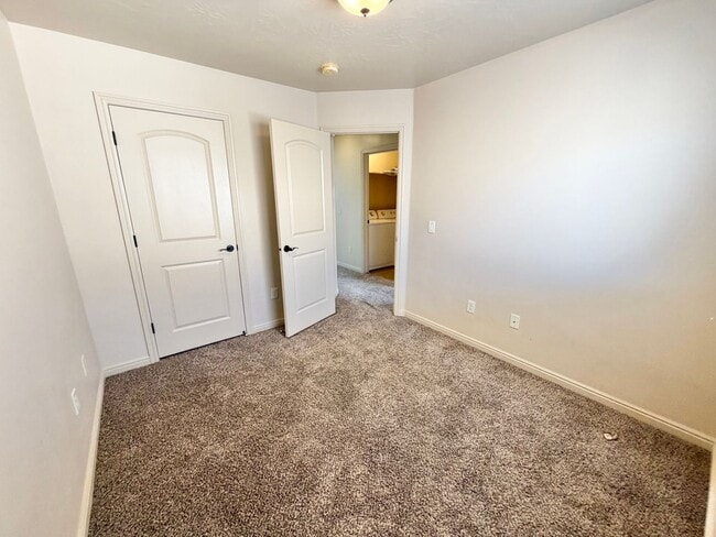 Building Photo - Fossil Hills #51-Beautiful town home near little valley