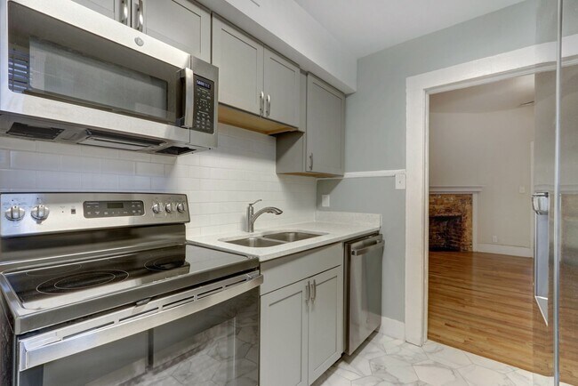 Building Photo - Large Brand New - One Bedroom (2 blocks from Historic Distr.)