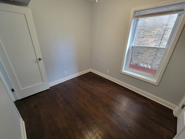 Building Photo - 4849 N Sawyer Ave