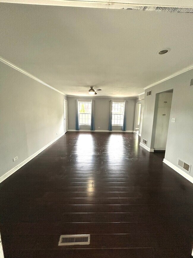 Building Photo - 10S450 Wind Jammer Ln