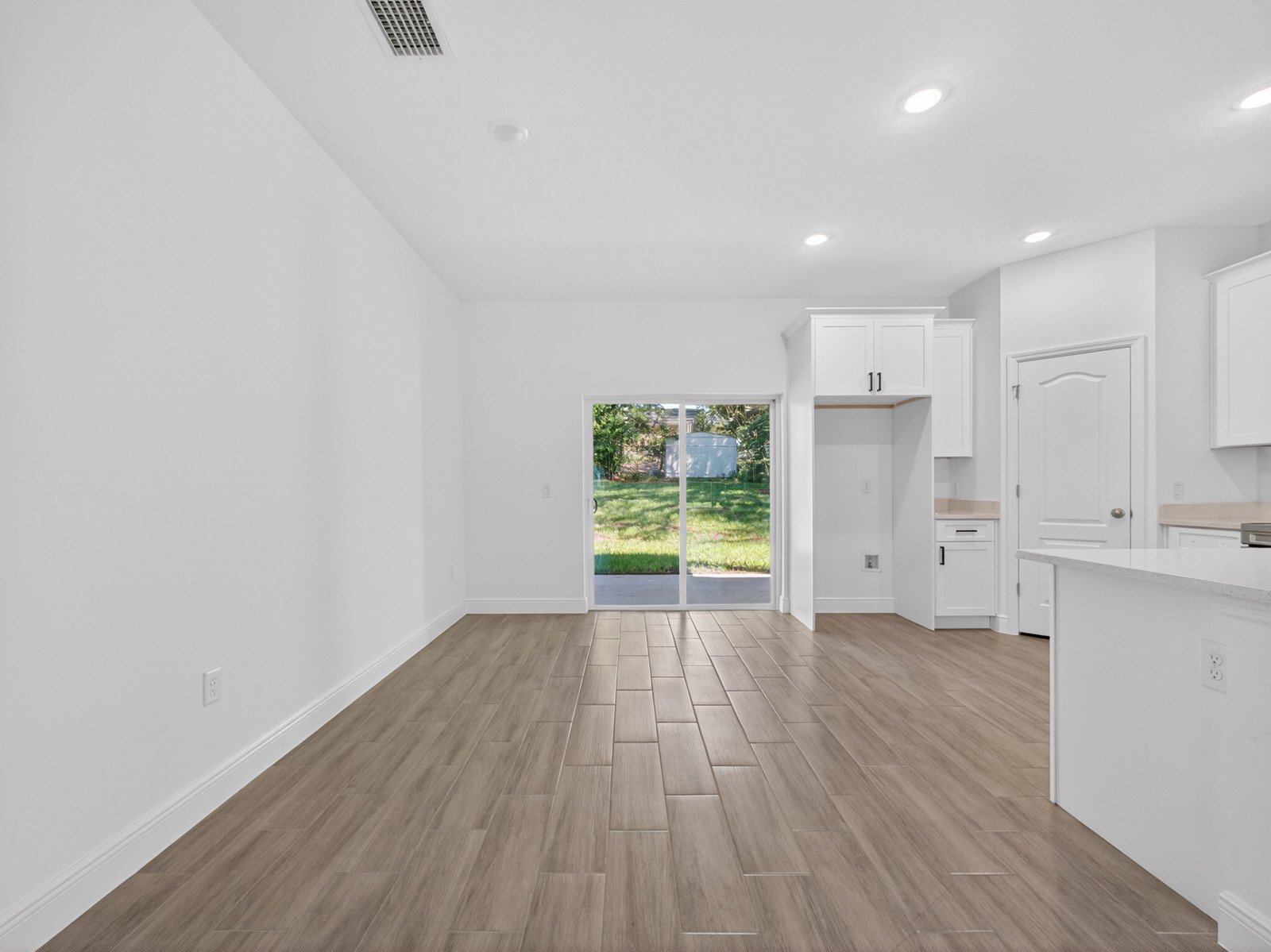 Building Photo - 922 N Fairbairn Dr