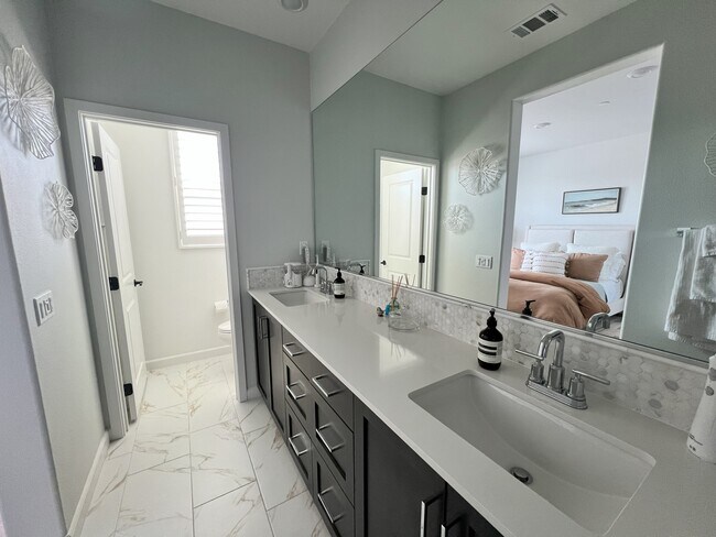 Building Photo - 1233 Sunrise Vw