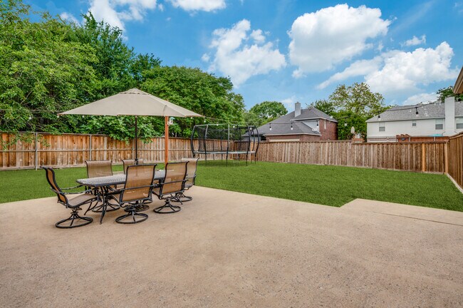 Building Photo - 825 Clearlake Dr