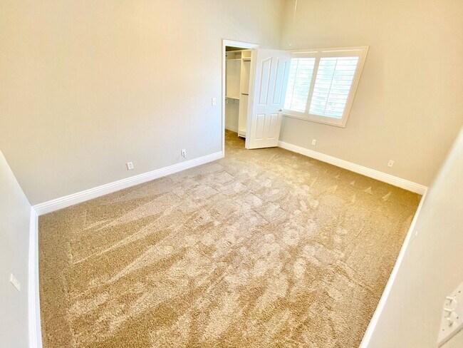 Building Photo - BEAUITFUL GATED PROPERTY 6 BEDROOMS/3 FULL...