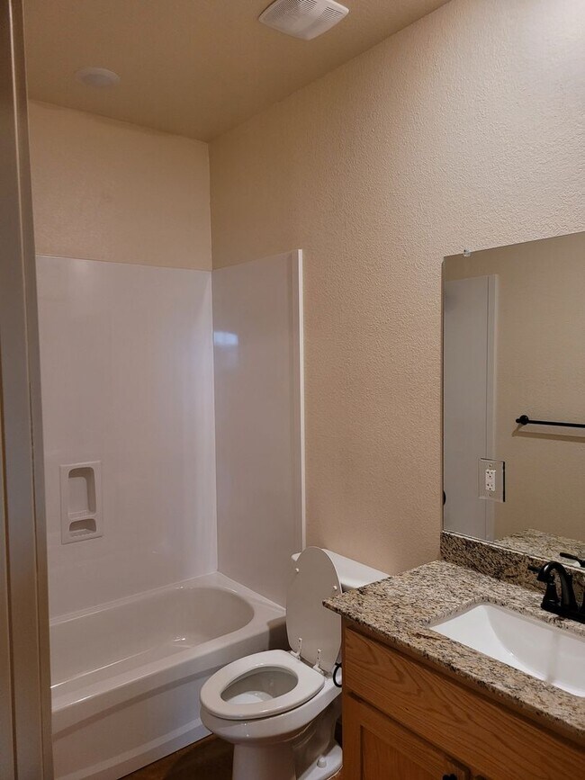 Building Photo - 1909-B Caspian Trail - Move in Ready!