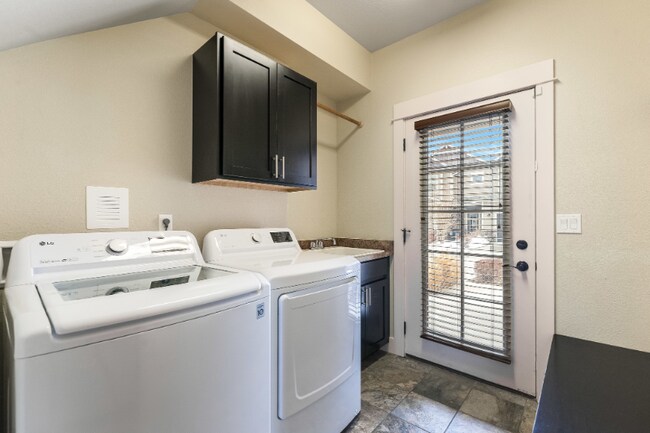 Building Photo - 2115 Blackbird Dr