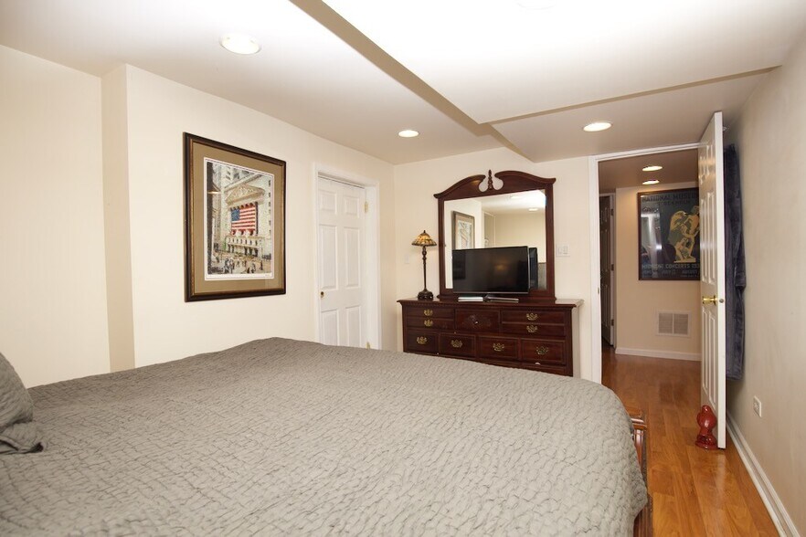 Building Photo - 919 W Newport Ave