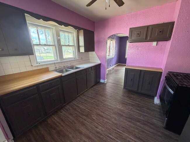 Building Photo - 614 W 8th Ave