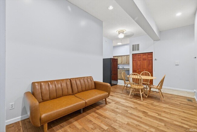 Primary Photo - 110 W 6th St