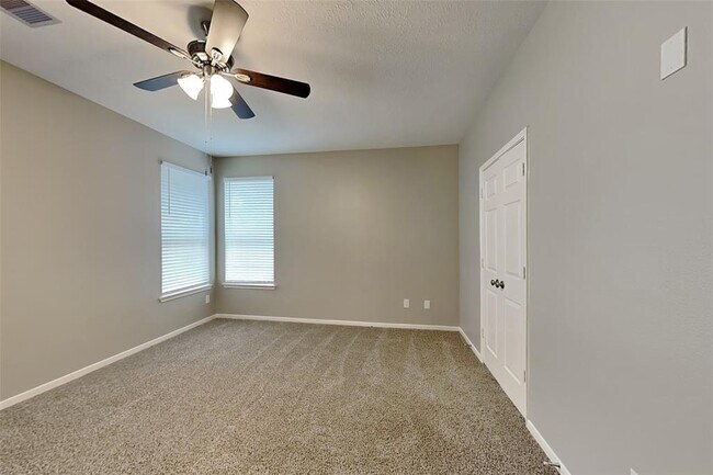 Building Photo - 9911 Goldenglade Dr