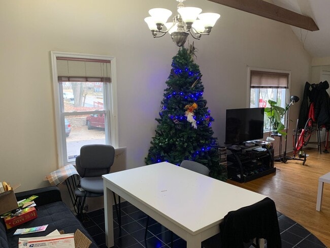 Building Photo - 3 bd/1.5 bath Charming Home just 4 blocks from IU Jacob's School of Music - Available August 2026!