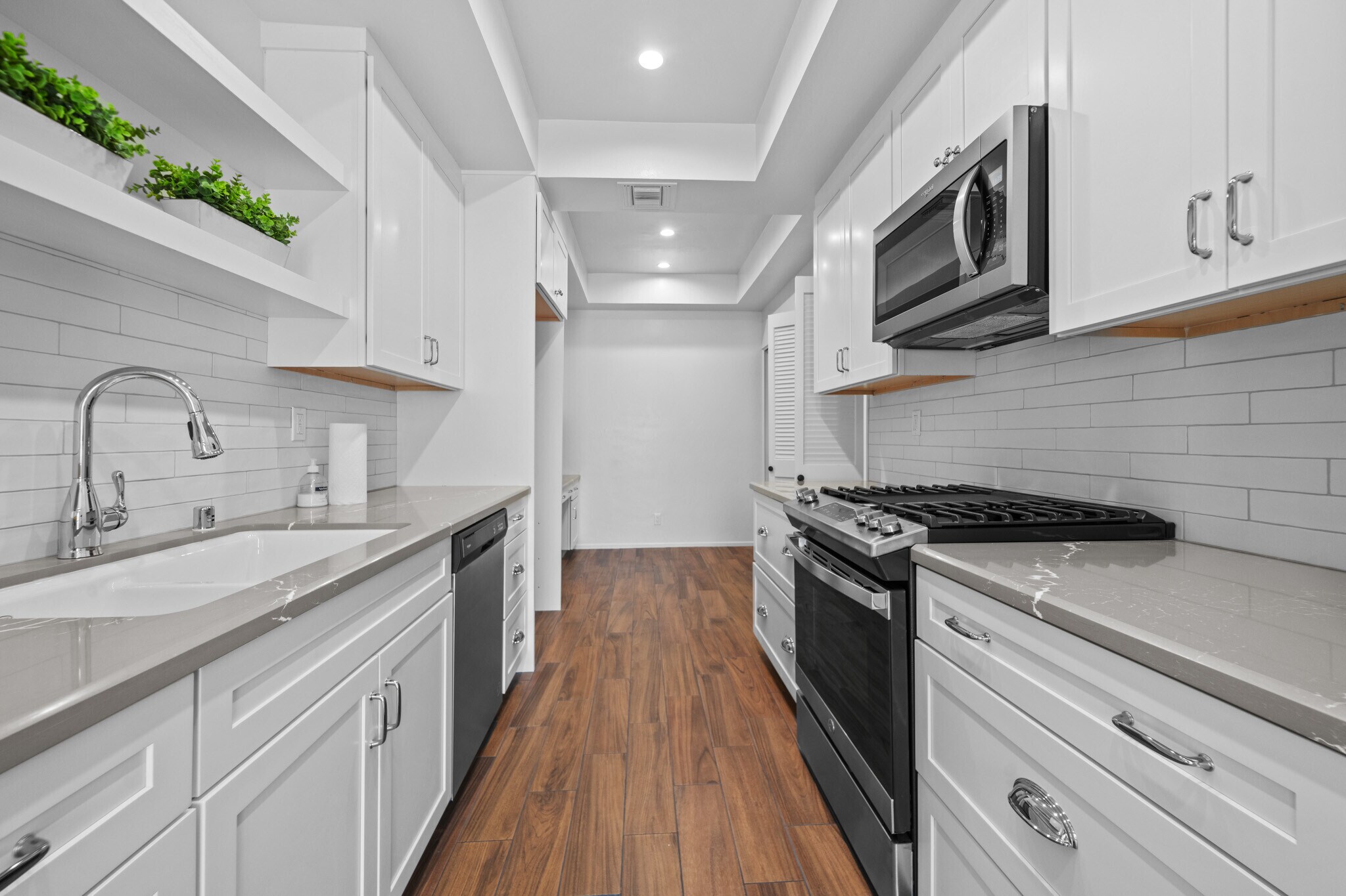 Building Photo - 1167 Roxbury Dr