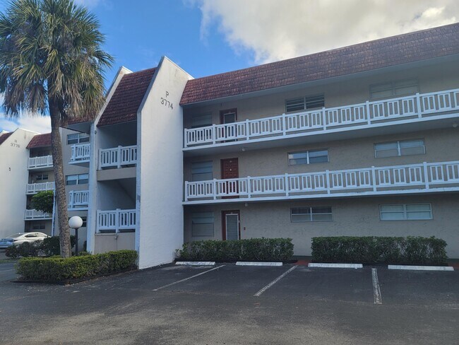 Building Photo - 3571 Inverrary Dr