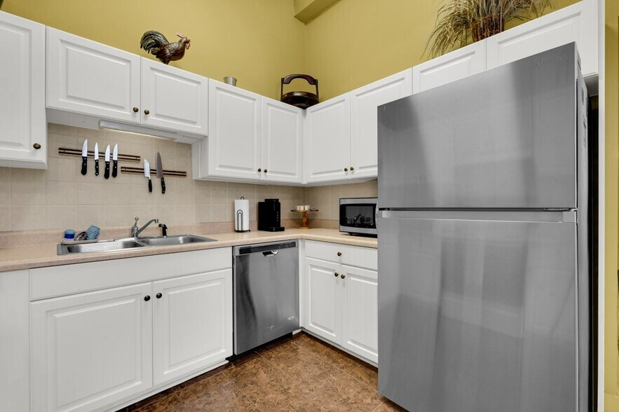 Building Photo - 515 College St