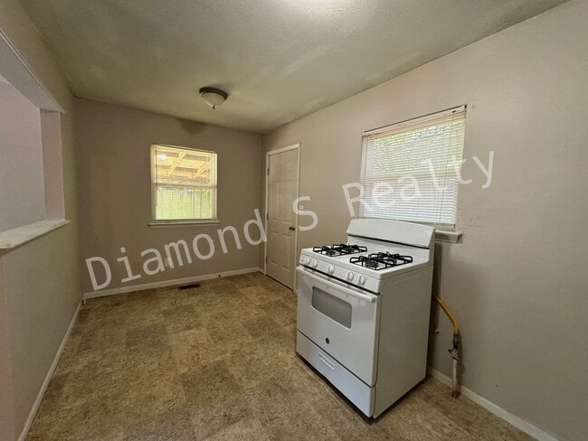 Building Photo - JUST REDUCED!  2 Bedroom House with Large ...