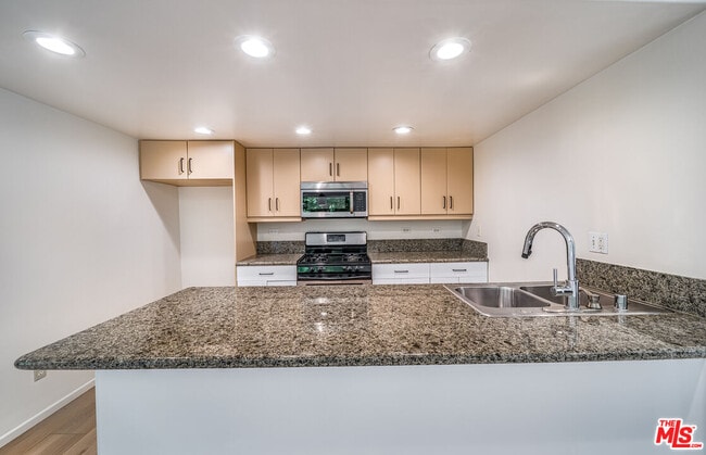 Building Photo - 726 W 37th St