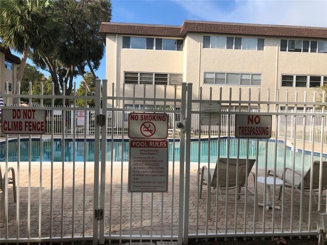 Building Photo - 209 NE Lincoln Cir N