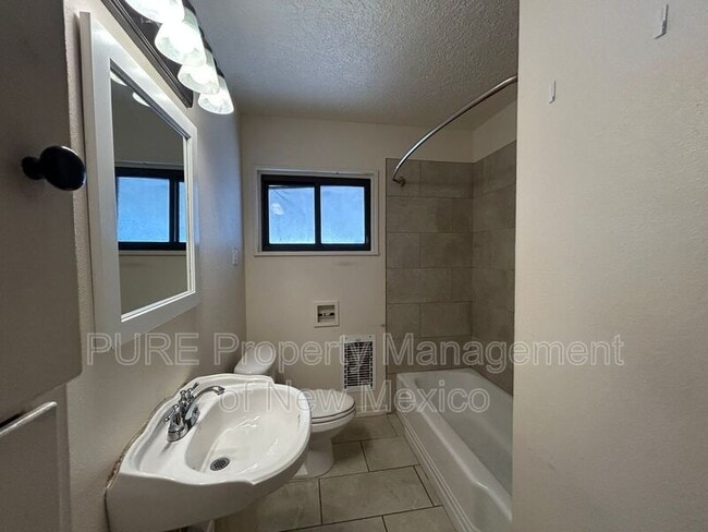 Building Photo - 2104 Smith Ln
