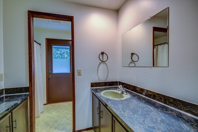 Building Photo - 2 Bed+ 2 Bath Home With Water View