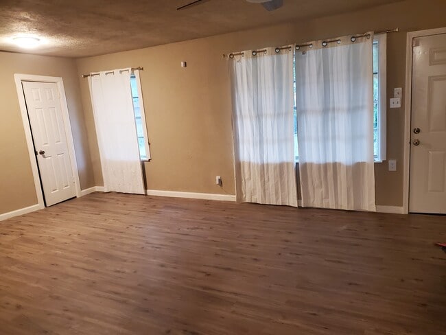 Building Photo - 5131 Lyndhurst Dr