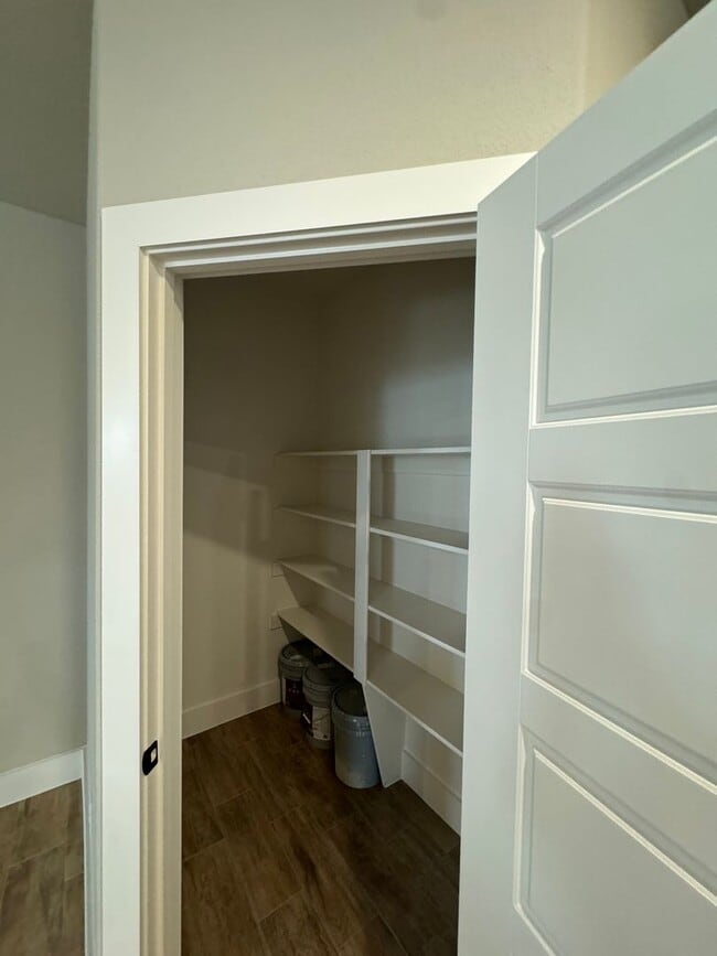 Building Photo - 3/2/2 - FIREPLACE - MUDROOM - GODLEY ISD