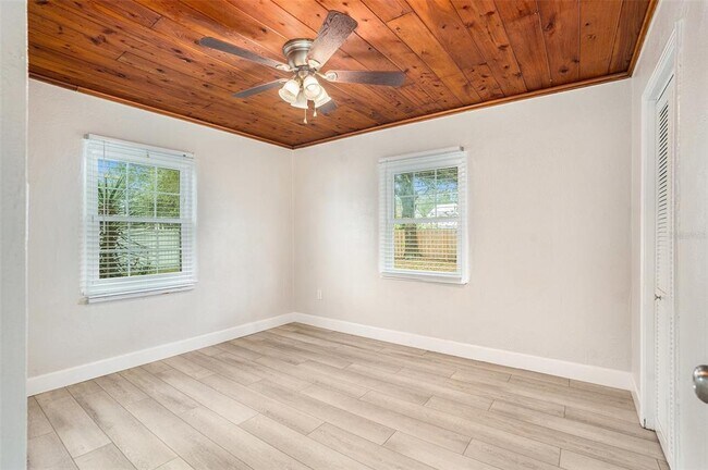 Building Photo - 5305 E Whiteway Dr