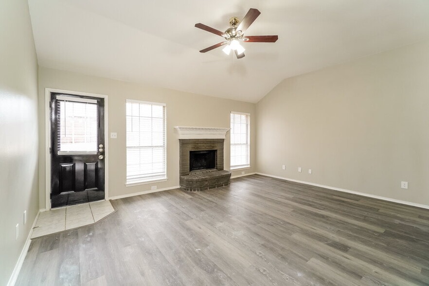 Building Photo - 100 Sandlewood Ln