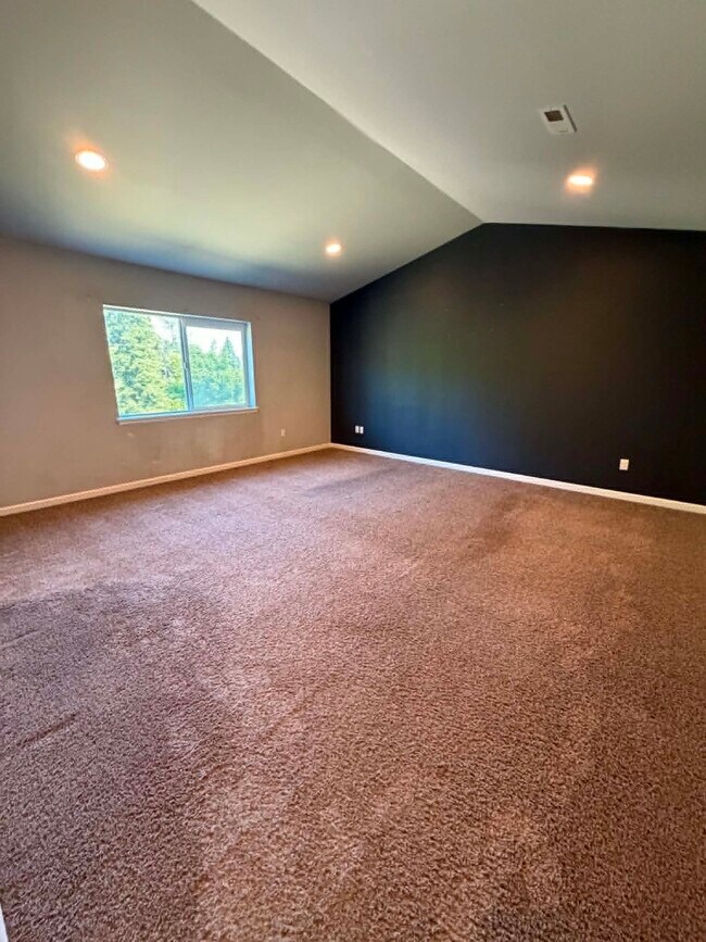 Building Photo - 15550 Chad Dr SE