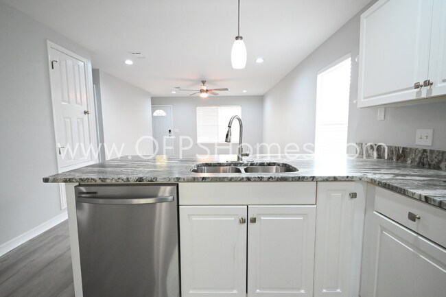 Building Photo - 3/2 in Pensacola!