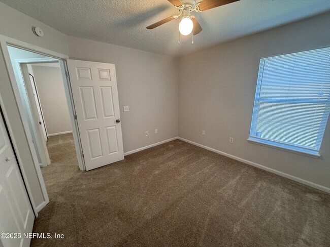 Building Photo - 5550 Oak Crossing Dr