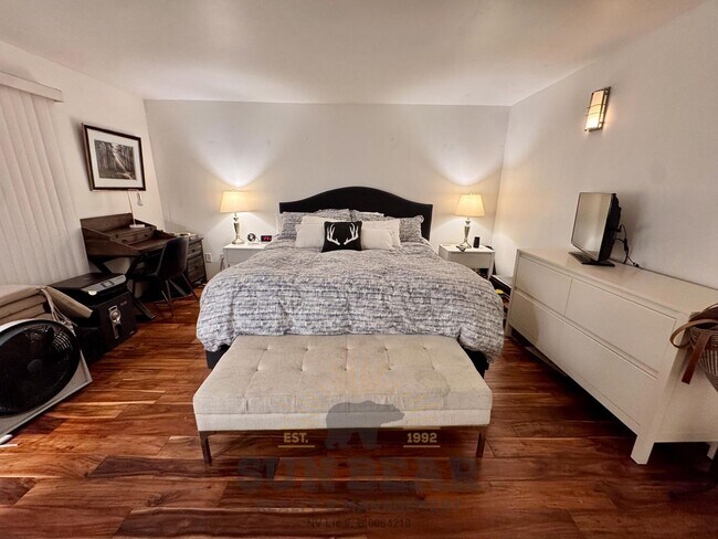 Building Photo - Beautiful furnished 3 bedroom! Great Locat...