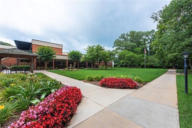 Building Photo - 300 Johnson Ferry Rd