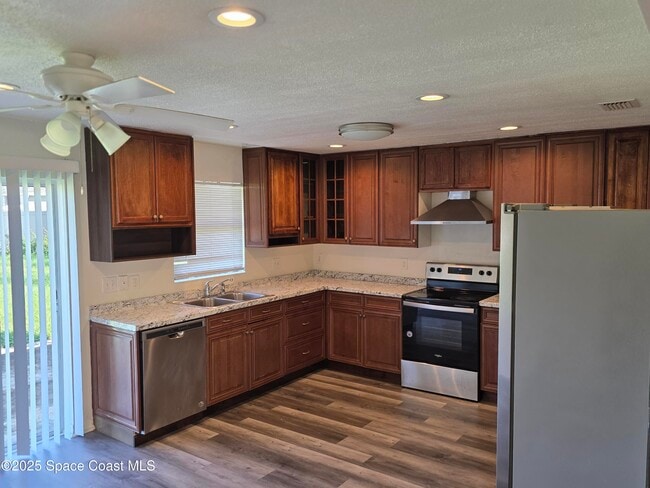 Building Photo - 901 Colonial Ave SE