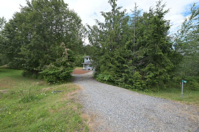 Building Photo - 3 bed, 2.5 bath, 2 car garage, lots of sun...