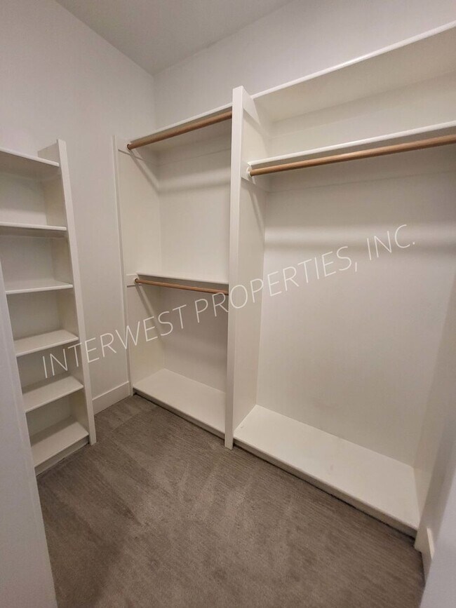 Building Photo - 4 bd 3.5ba dream home in the heart of the Woodlawn District w/Washer/Dryer, Garage & Gas Fireplace!