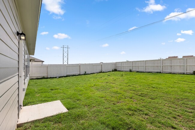 Building Photo - Modern Kyle Home Available for an April Move-In!