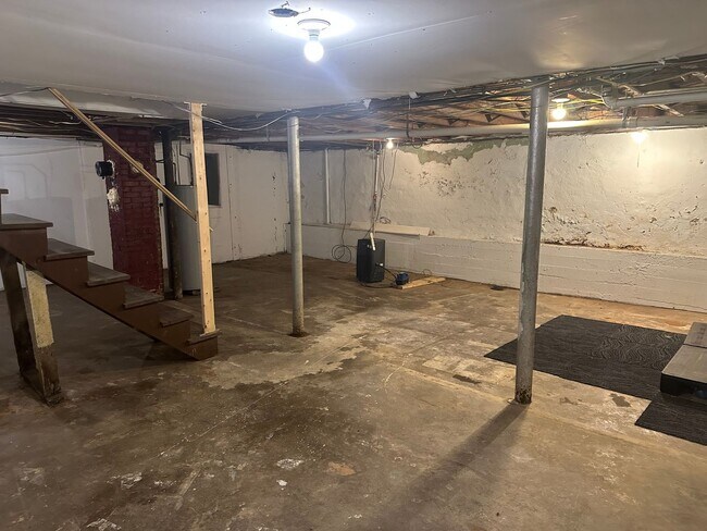 Building Photo - Spacious 2 Bedroom/1 Bath Home