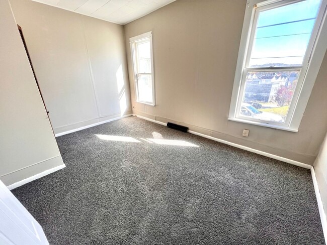 Building Photo - 502 3rd St