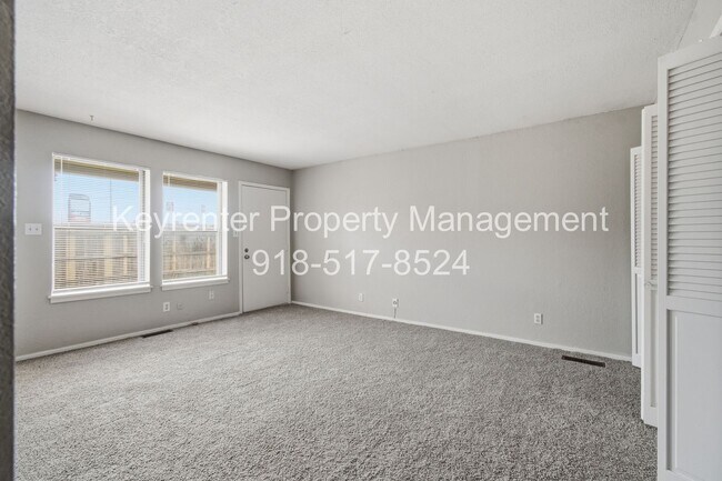 Building Photo - 6506/6508 E 90th St Duplex