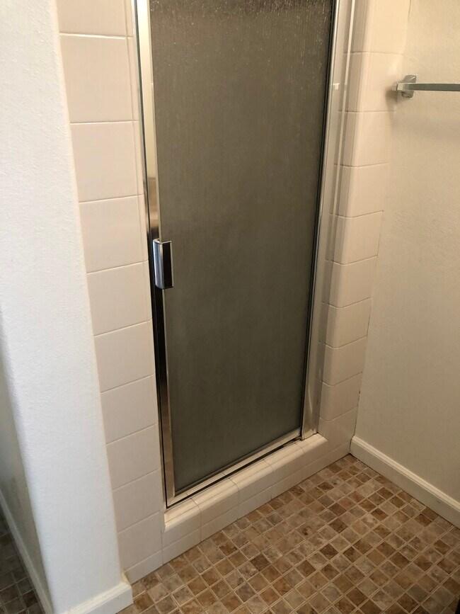 2nd shower - 5304 Colodny Dr