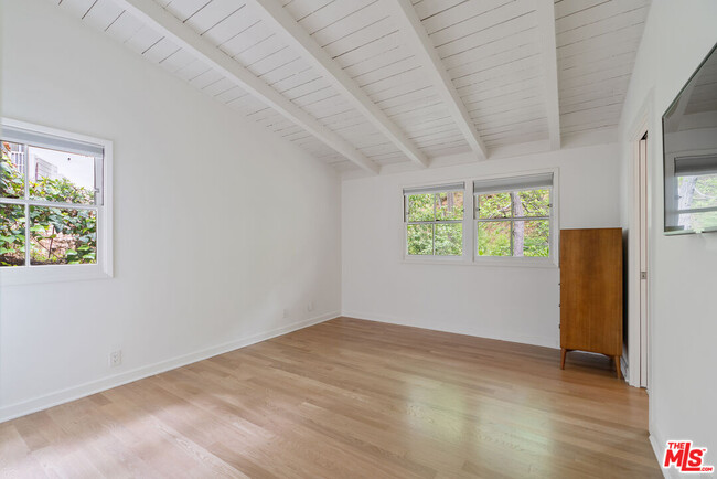 Building Photo - 3337 Ledgewood Dr