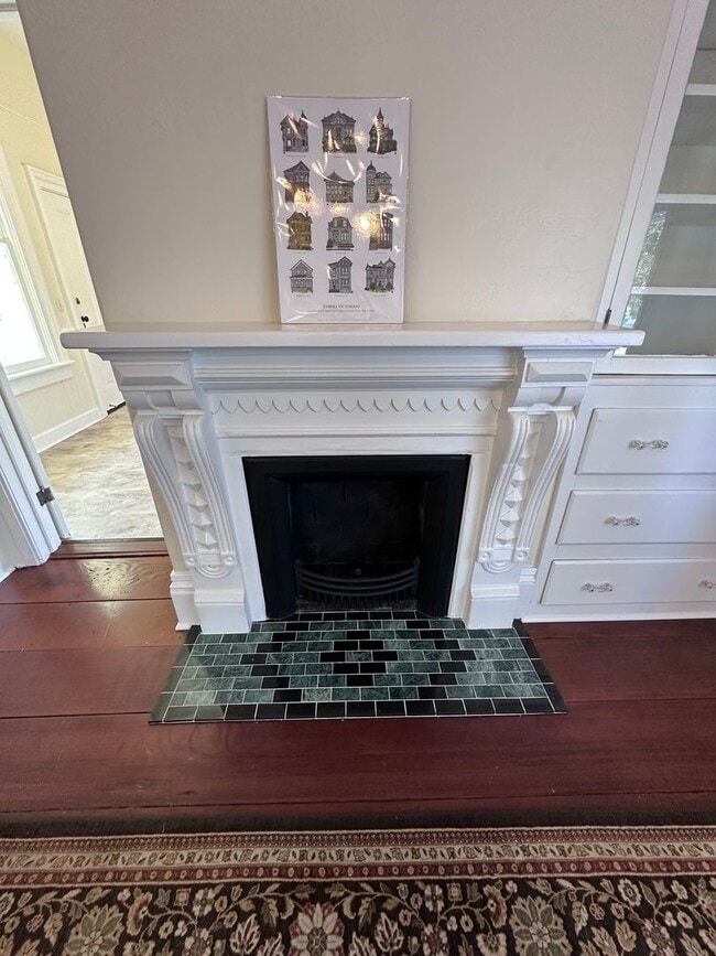 Building Photo - Stunning 1890 Eastlake Victorian | 5 Bedrooms | 2 Bathrooms | Flex Spaces | Steps from Old Town E...