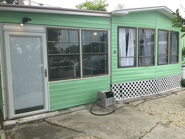 Building Photo - 2 Bedroom 1 Bath Home Located in Seaside R...