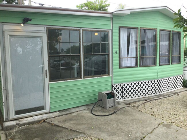 Building Photo - Updated 2 Bedroom 1 Bath Home Located in S...