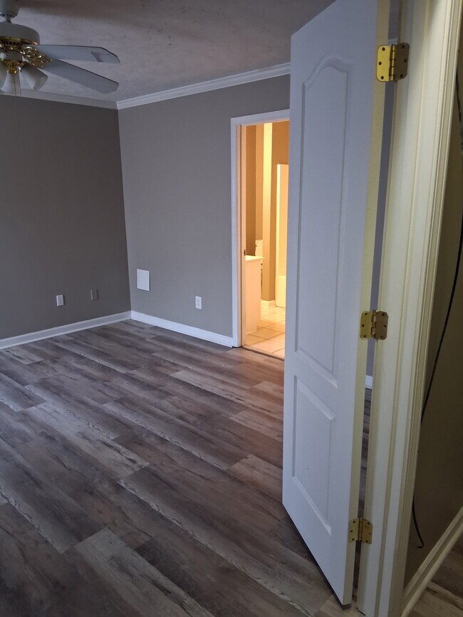 Building Photo - 120 Woods Edge Dr