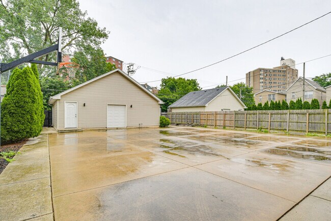 Building Photo - 3975 S Ellis Ave