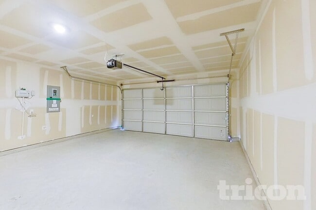 Building Photo - 1604 Parlier St