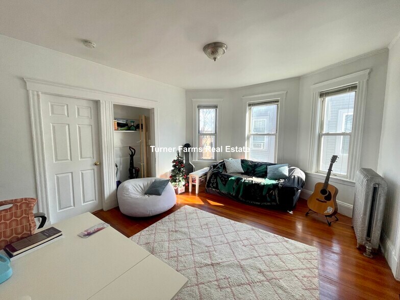 Building Photo - 162 Kelton St