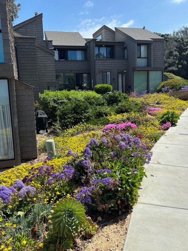 Building Photo - Fully Furnished Townhouse in the oceanfron...