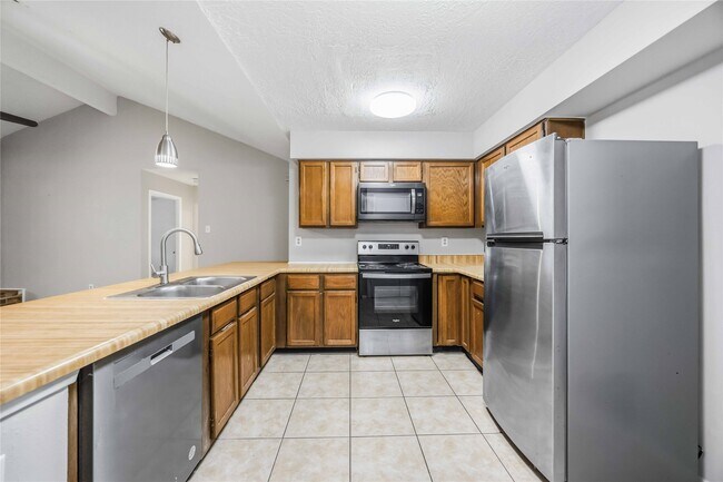 Building Photo - 16702 Quail Meadow Dr